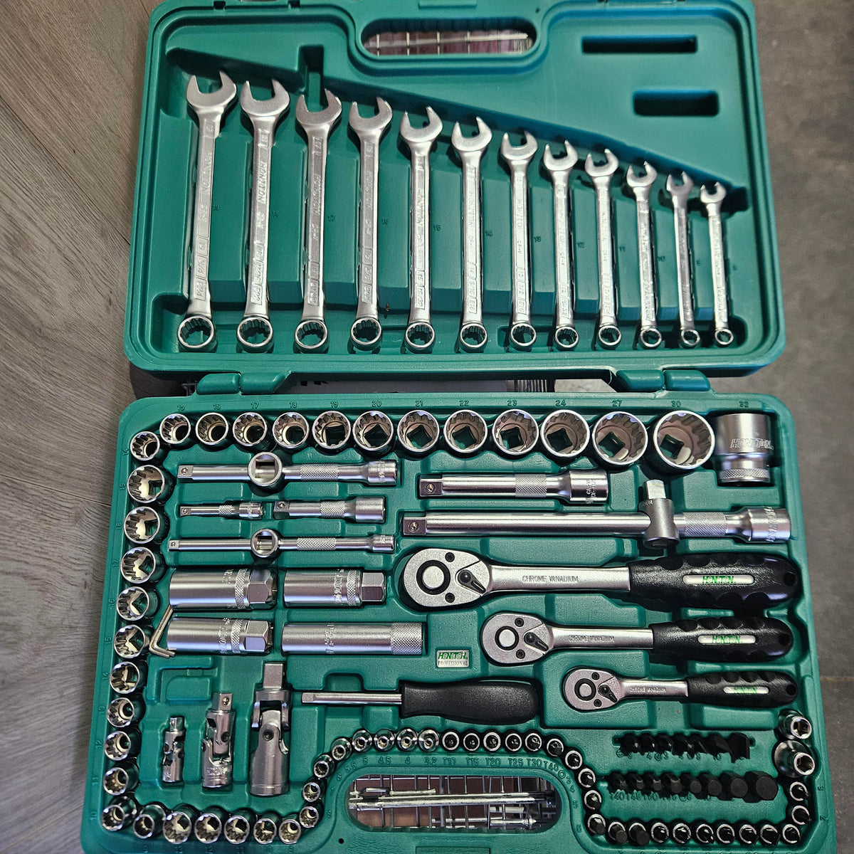 Honiton 111 pc 1/4" & 3/8" & 1/2' Dr. Honidriver Socket set Main image